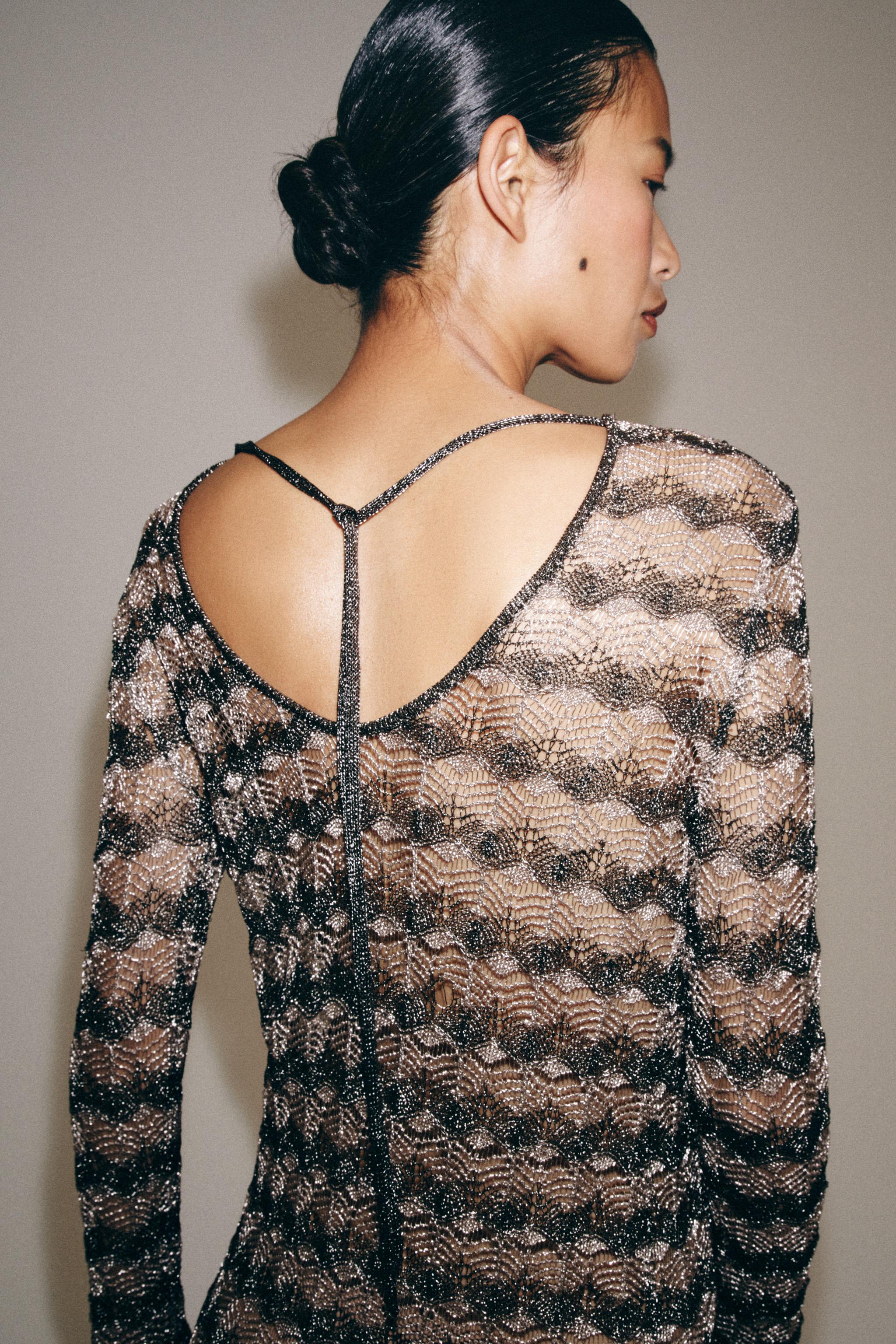 ROBE COURTE EN MAILLE AJOURÉE À FIL MÉTALLISÉ
